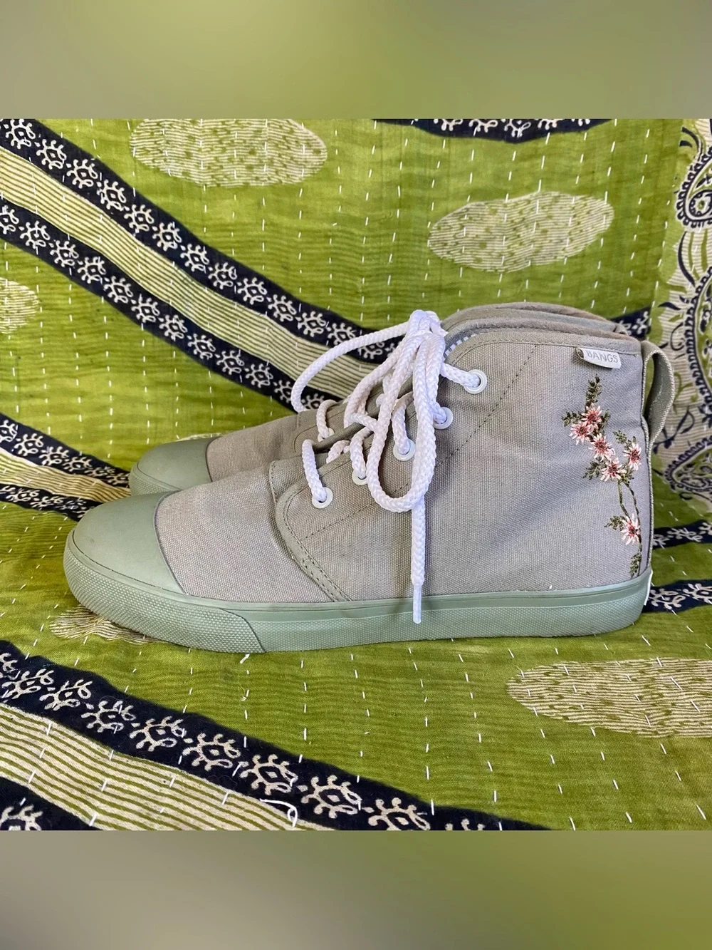 Bangs Sage Canvas Floral Bmbroidered Goblincore Cottage High Top Sneakers Size 9